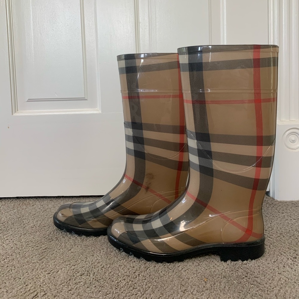 Burberry rain boots! - Picture 3 of 4